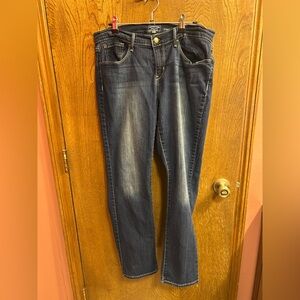 Curvy Straight Levi's Dark Blue Jeans with Subtle Fading
